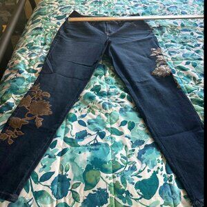 Fall Classic Style & Co size 6 Curvy Skinny Leg Embroidered Jeans!